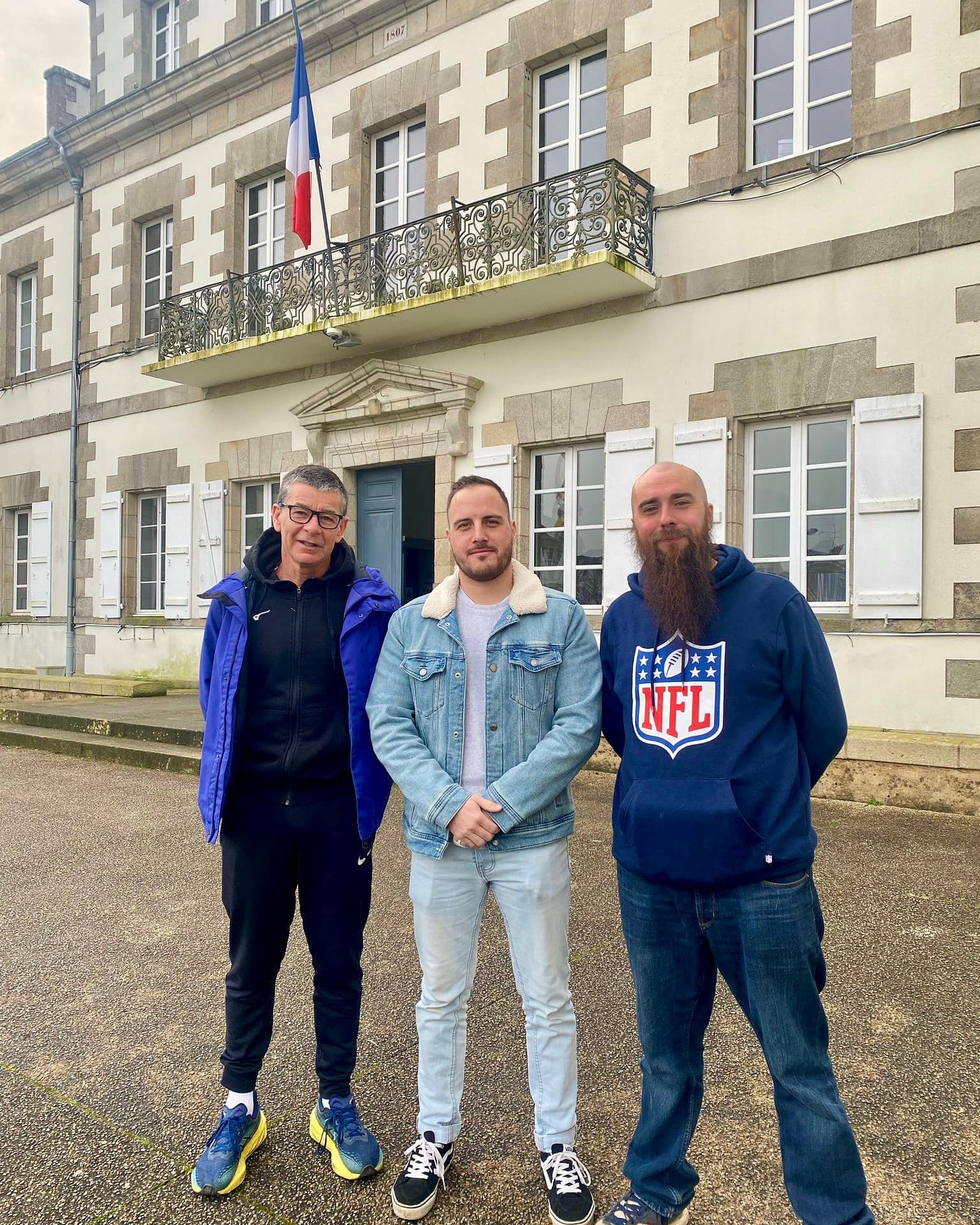 Rencontre avec la mairie - Le trésorier & le président des eagles pontivy ainsi que le responsable des sport de la mairie de pontivy devant l'hotel de ville